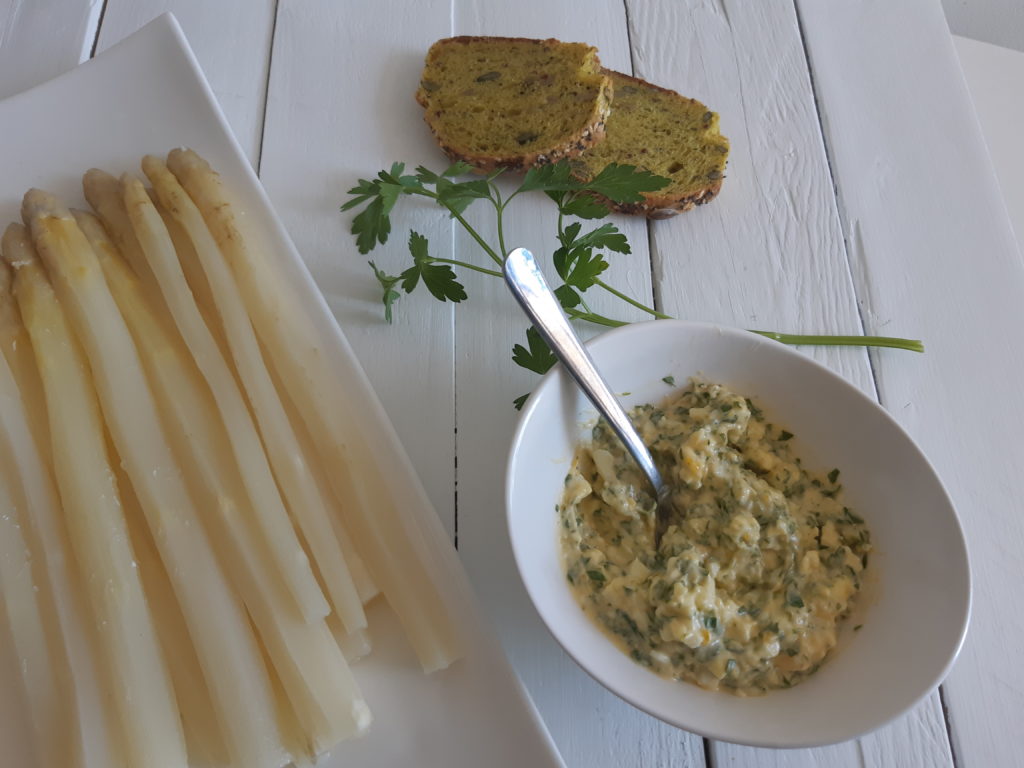 Asperges et leur sauce aux œufs durs PETITES MARMITES ET COMPAGNIE